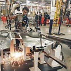 La industria privada recorta el crecimiento a la mitad