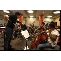 Niños de Los Angeles aprenden de música y vida con joven maestro
