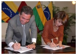 Salas firmó convenio con rectora Jessy Divo de Romero Gobierno regional culminará obras del comedor de la UC