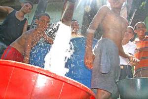 Por fallas de agua y luz se encendieron calles de Barcelona