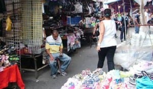 Venezolanos completan el ingreso con ventas informales