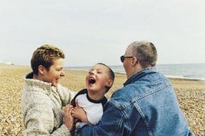Los niños criados por gays tienen más dificultades en su adultez, dice estudio