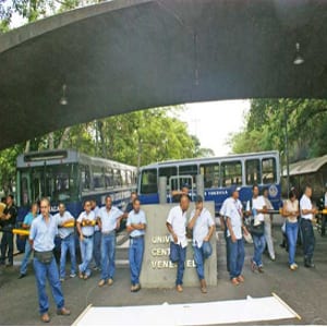 Ucevistas a pie por culpa del Gobierno