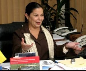 Yadira Córdova: Gobierno evalúa aumento de 40% a los universitarios