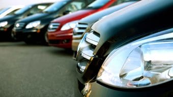 Concesionarios piden mejorar la oferta para bajar los precios