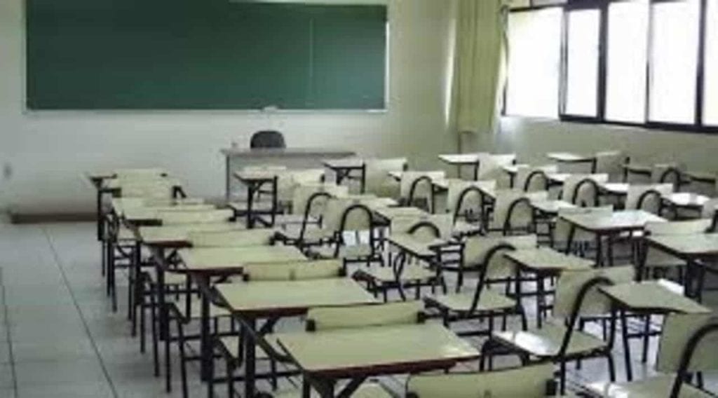 Educación se queda sin docentes y sin alumnos