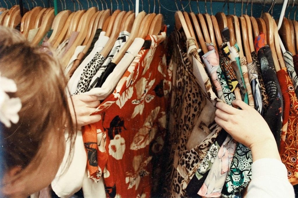 Los chilenos dedican más tiempo a las compras de ropa y calzado