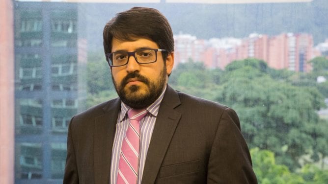Según Asdrúbal Oliveros en un año bajaría la inflación de darse la transición.