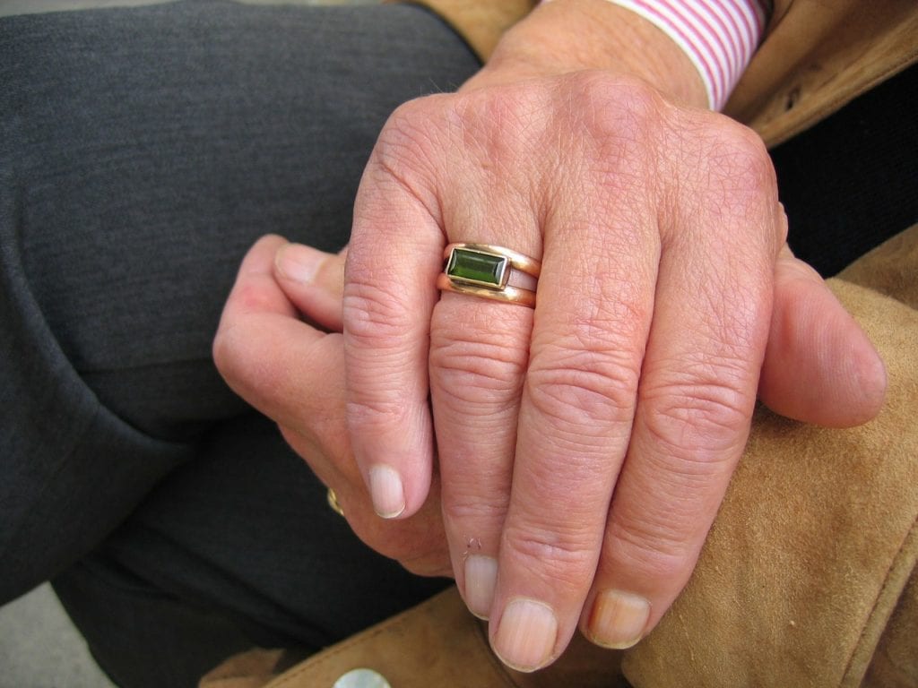 COMO ANILLO AL DEDO