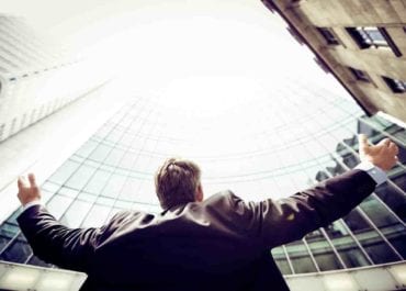hombre emprendedor de negocios con brazos alzados