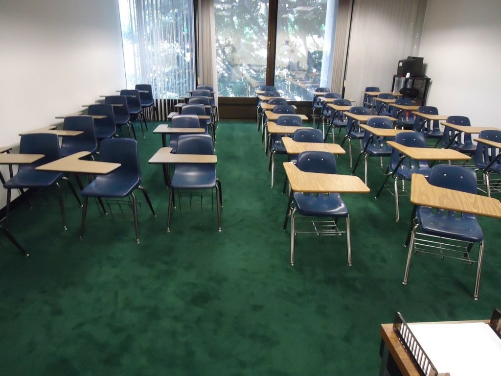El riesgo de contagio del Covid-19 en las aulas de clases y las condiciones ambientales.