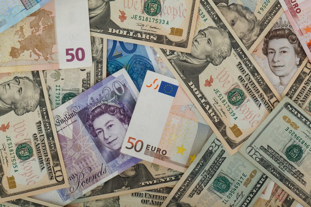 La baja del dólar en el mundo: causas y consecuencias