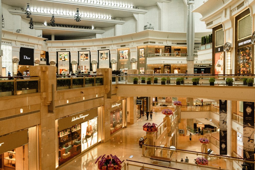 La gran distribución, menos ventas y más tiendas