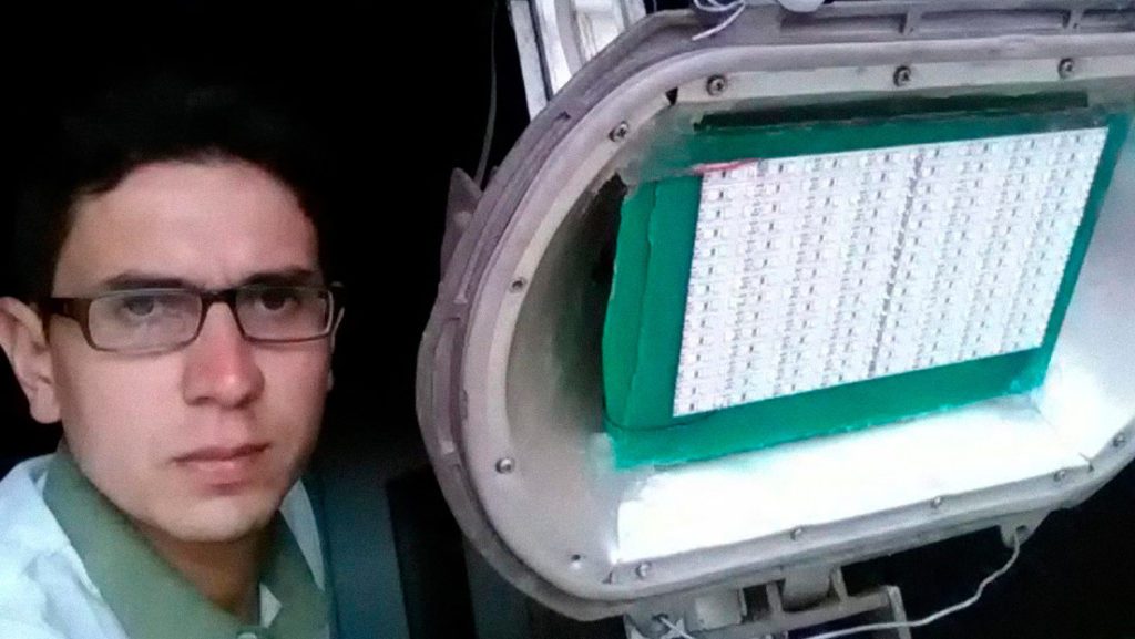 Joven venezolano creó su propia fábrica para producir bombillos led