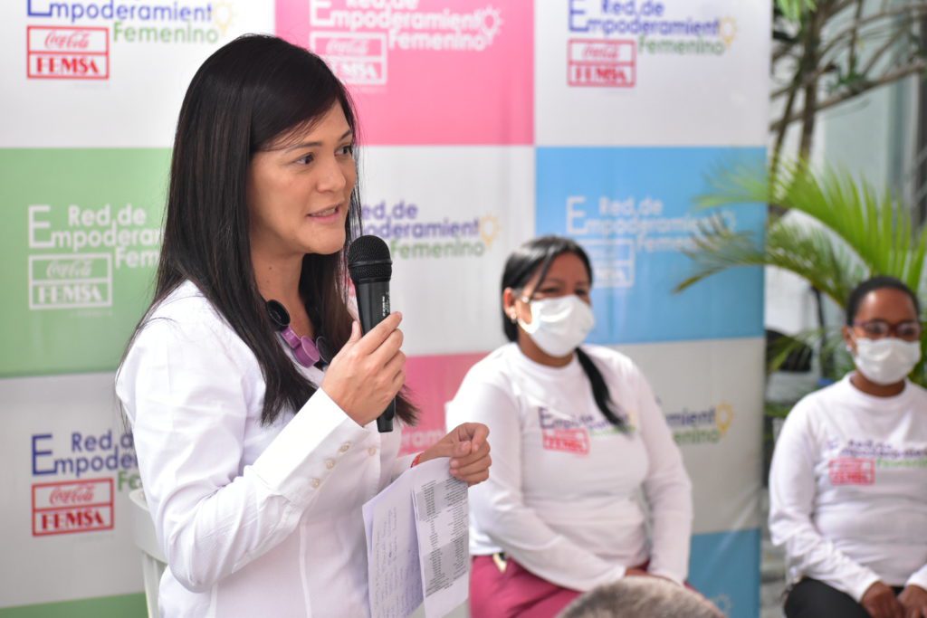 Red de Empoderamiento Femenino de Coca-Cola FEMSA rinde tributo a mujeres de La Vega