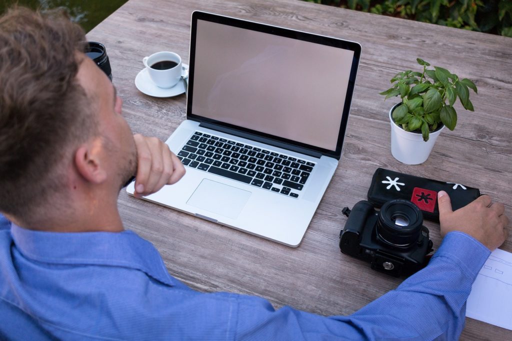 Los puestos de trabajo de tecnología más demandados y remunerados por las empresas para 2023