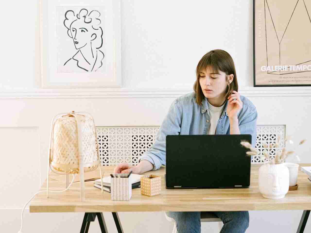 mujer en escritorio