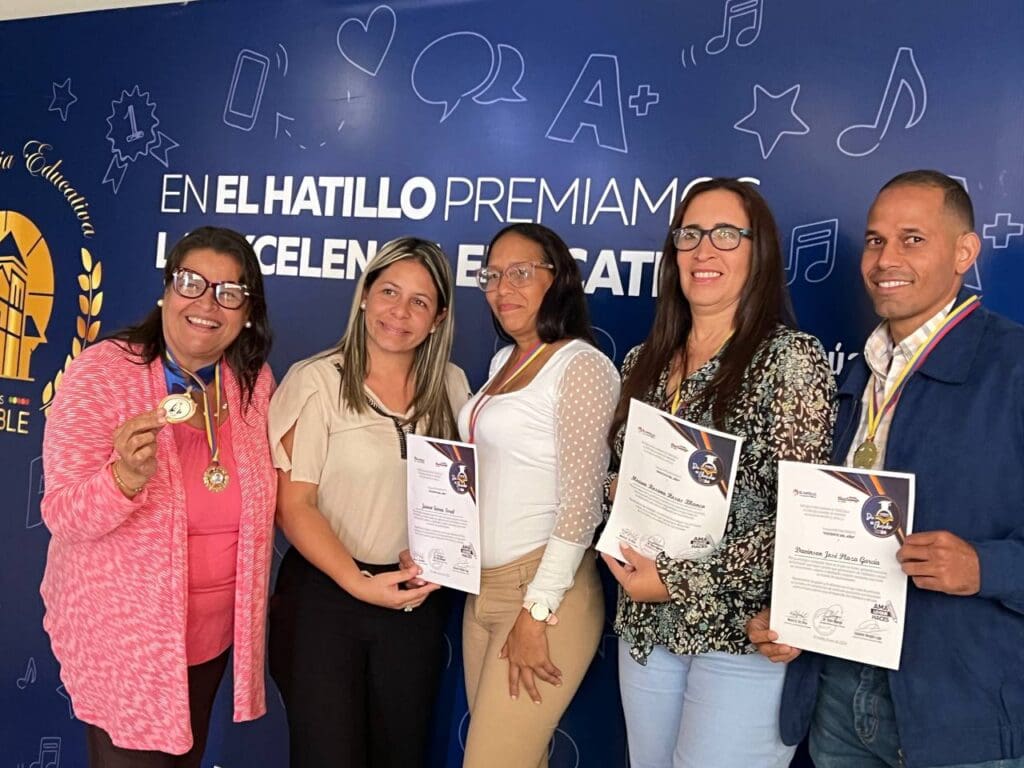 La Alcaldía de El Hatillo condecoró a los maestros.