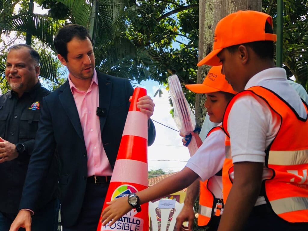 Los pequeños de El Hatillo hacen respetar las leyes de transito