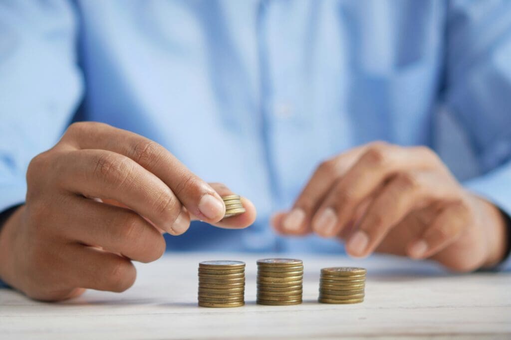 Los salarios subirán de media un 3% en 2025 según el informe anual de retribuciones y salarios de CEINSA