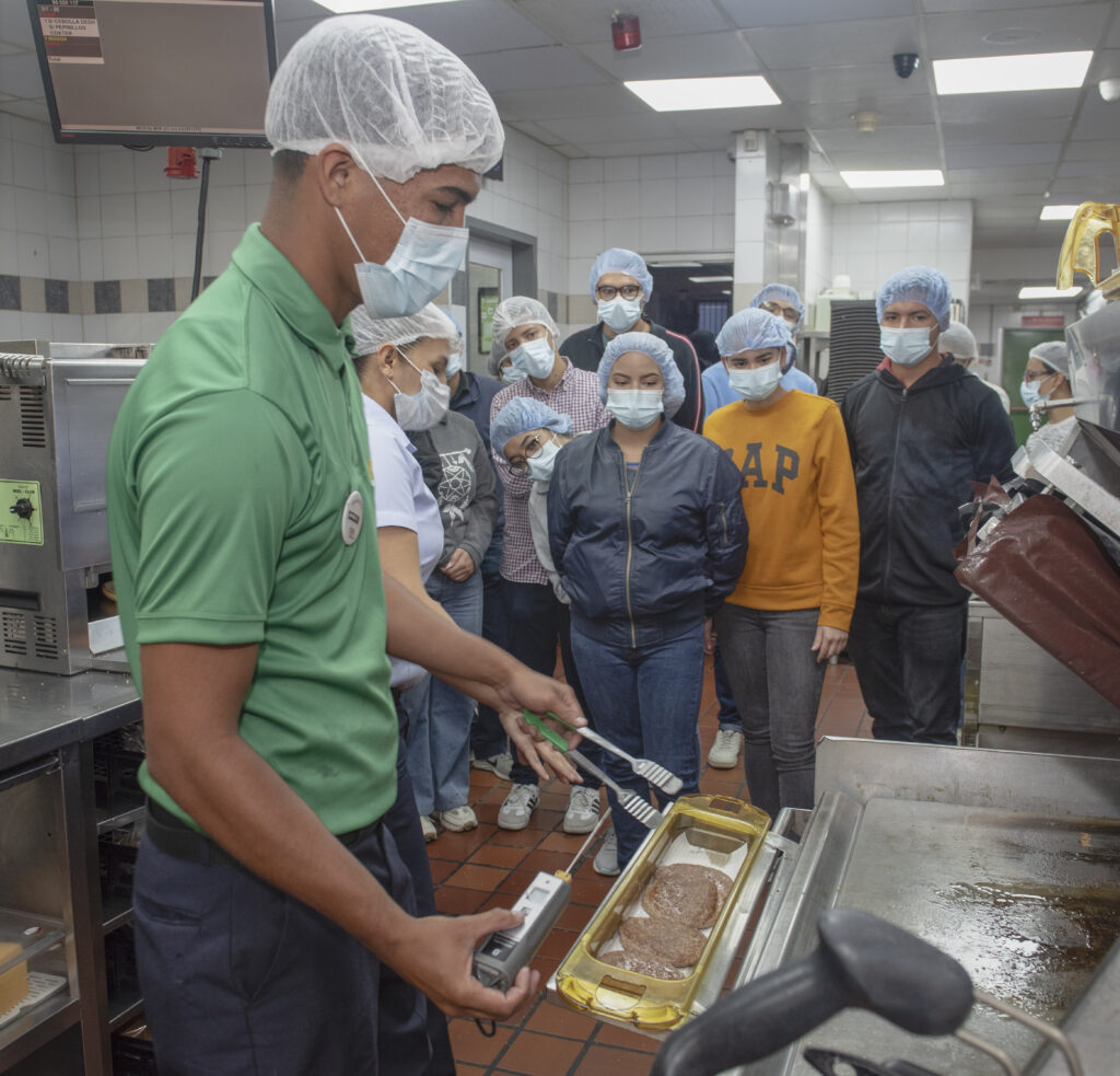Estudiantes y autoridades de Faces-UCV conocen los procedimientos de calidad detrás del mostrador de McDonald’s