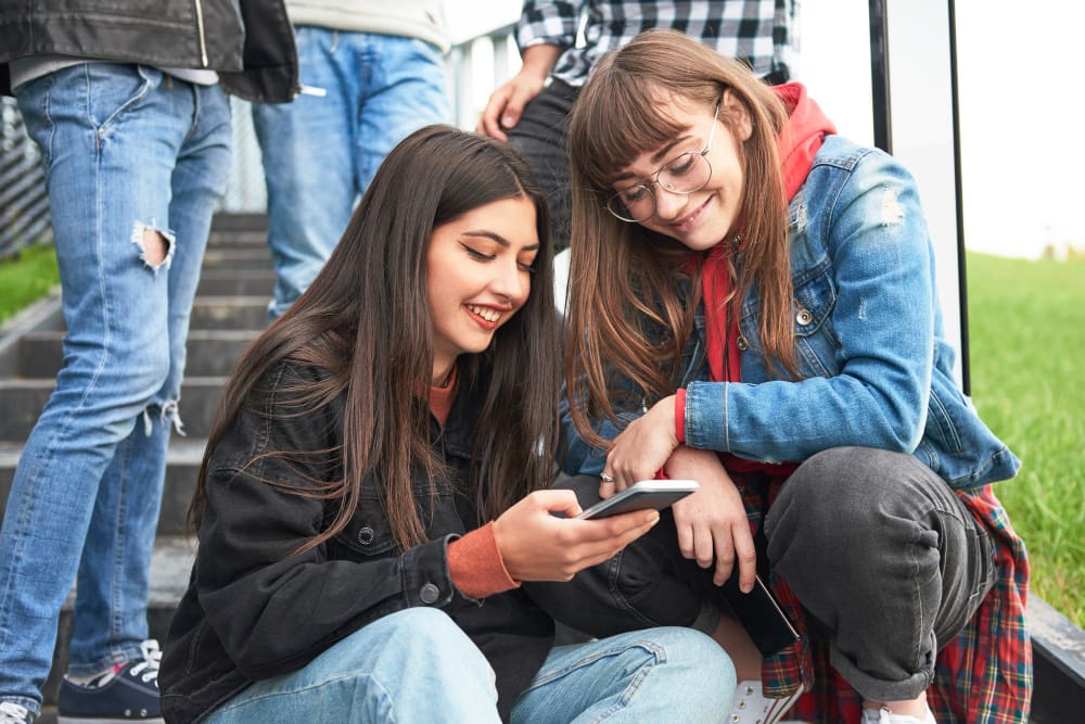 Guía para padres: cómo detectar y eliminar apps espía en el celular de tus hijos.