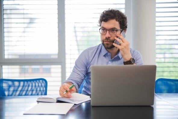 Como reconocer llamadas falsas con IA: una amenaza creciente para las empresas